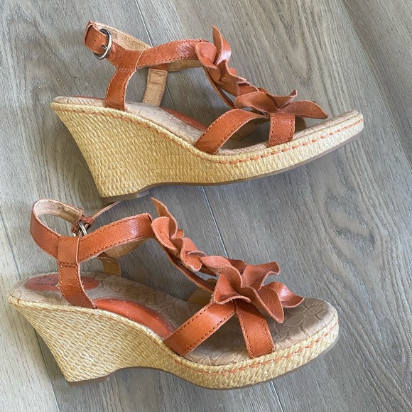 BOC BORN Concepts 3D Floral Leather Wedge Strappy Sandals Size 8.5 Orange-ish - Picture 2 of 6